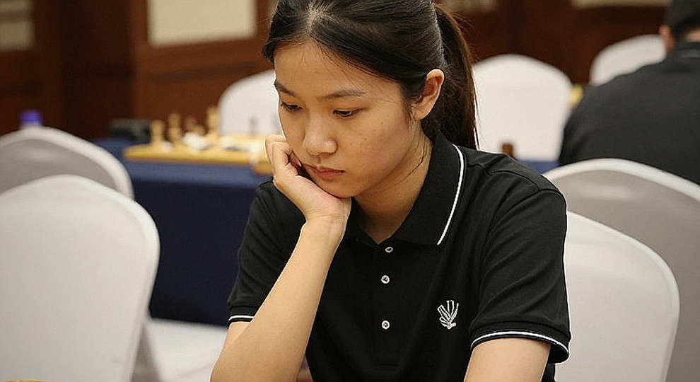 प्राग 2026 और ChessBase Magazine #225: सत्ताईस मिनिएचर, दस ओपनिंग फाइल — और वह भाजक जो छपा नहीं
